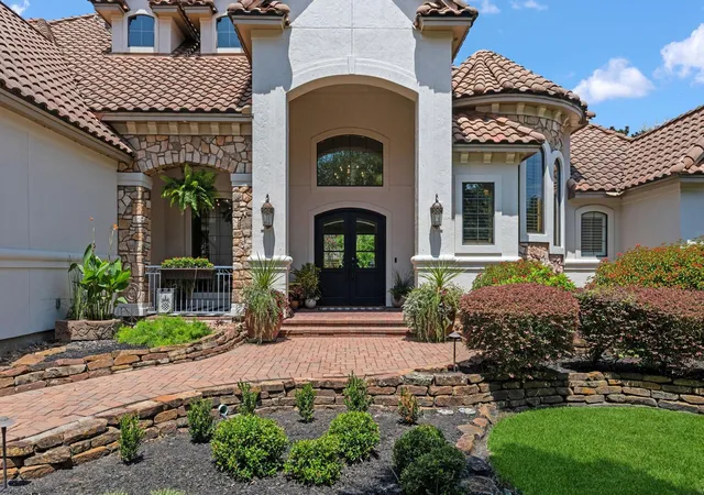 Photo 3 of Sale Pending at 5906 S Royal Point Dr, Kingwood, TX 77345 | MLS# 75422181 | Listing updated on 2026-09-01