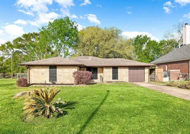 Photo 1 of Sale Pending at 6515 Ashton St, Houston, TX 77091 | MLS# 28233777 | Listing updated on 2026-09-10