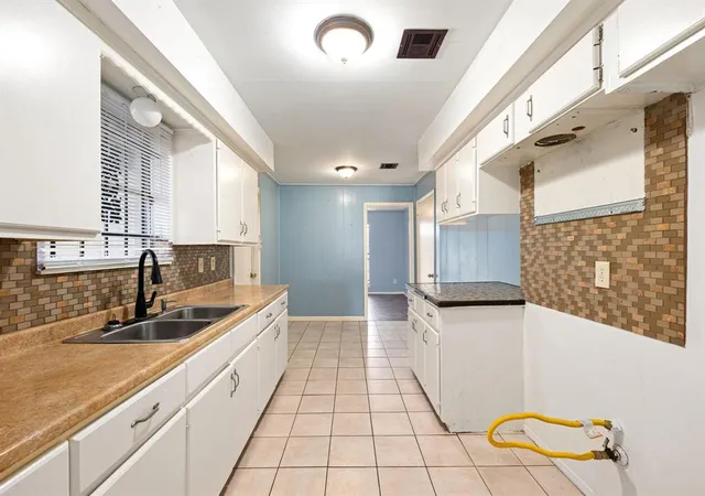 Photo 3 of Sale Pending at 6515 Ashton St, Houston, TX 77091 | MLS# 28233777 | Listing updated on 2026-09-10