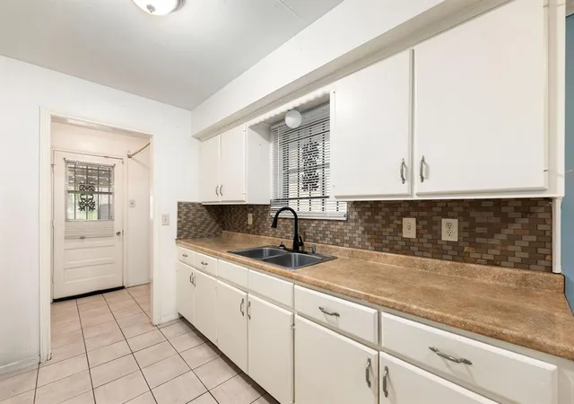 Photo 4 of Sale Pending at 6515 Ashton St, Houston, TX 77091 | MLS# 28233777 | Listing updated on 2026-09-10