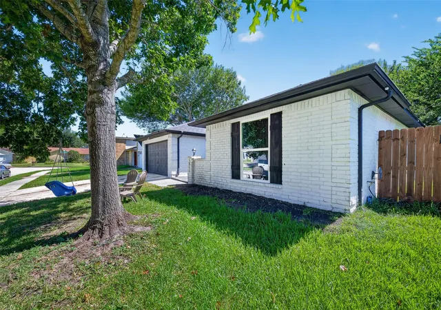 Photo 3 of Single family home for sale at 1011 Kensington Dr, Pearland, TX 77584 | MLS# 24718095 | Listing updated on 2026-09-16