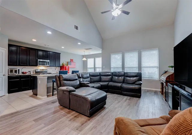 4th image of 6614 Hunters Way Ln, Baytown, TX 77521 | MLS# 87409948