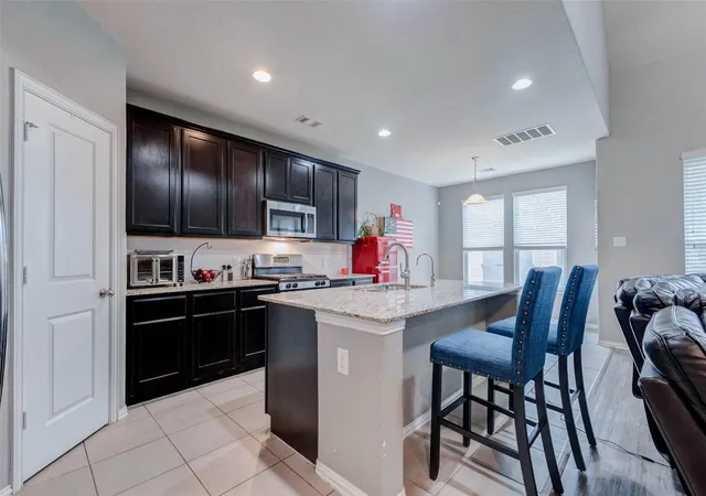 5th image of 6614 Hunters Way Ln, Baytown, TX 77521 | MLS# 87409948