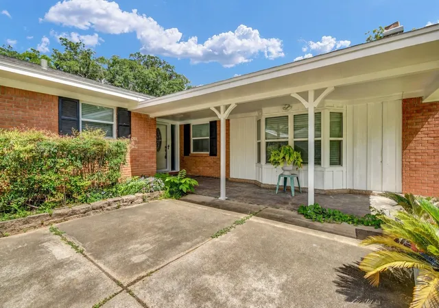 2nd image of 238 Forest Dr, Lake Jackson, TX 77566 | MLS# 20092857