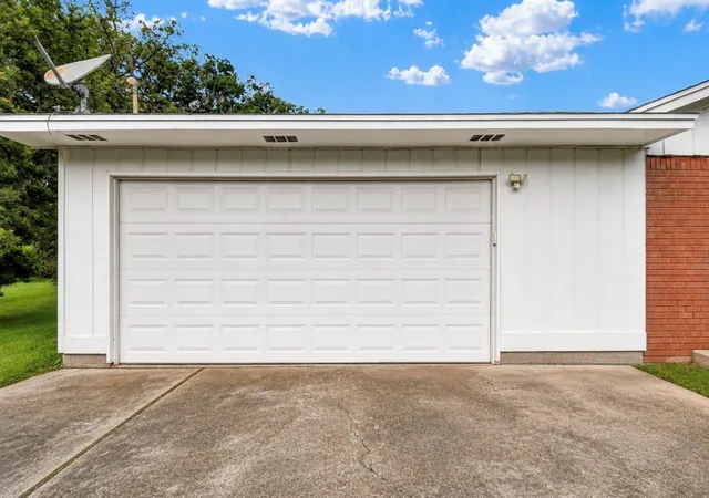Photo 3 of Sale Pending at 238 Forest Dr, Lake Jackson, TX 77566 | MLS# 20092857 | Listing updated on 2026-09-05