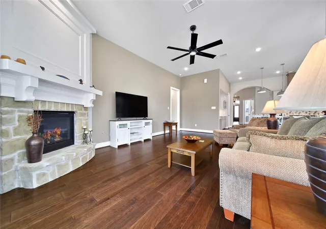 Photo 4 of Sale Pending at 305 Mallory Ct, Montgomery, TX 77316 | MLS# 20407117 | Listing updated on 2026-09-13