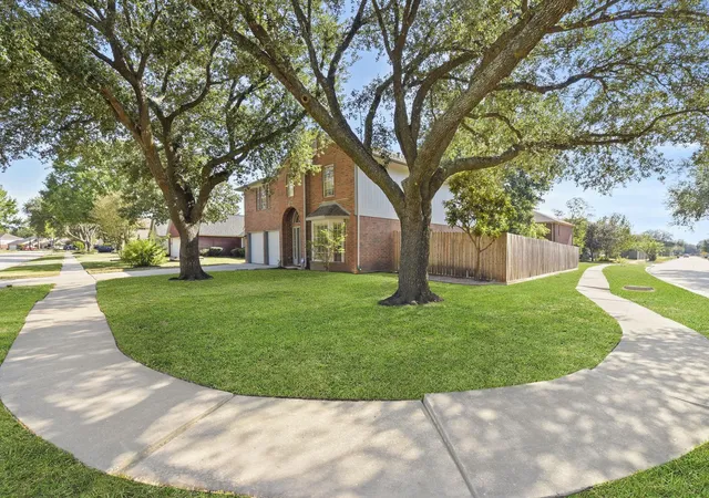 Photo 3 of Single family home for sale at 4911 Silver Fox Dr, Houston, TX 77066 | MLS# 77173305 | Listing updated on 2026-08-08