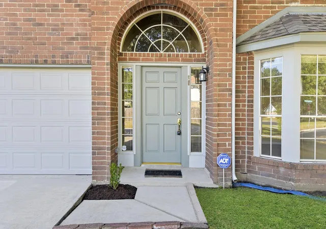 Photo 3 of Single family home for sale at 4911 Silver Fox Dr, Houston, TX 77066 | MLS# 77173305 | Listing updated on 2026-08-08