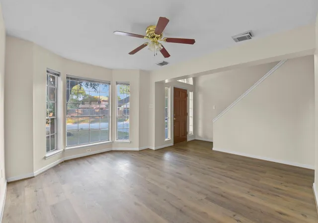 Photo 4 of Single family home for sale at 4911 Silver Fox Dr, Houston, TX 77066 | MLS# 77173305 | Listing updated on 2026-08-08