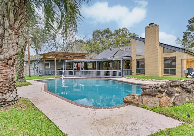 1st image of 910 Evergreen Dr, Friendswood, TX 77546 | MLS# 10560703