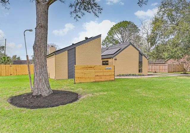 2nd image of 910 Evergreen Dr, Friendswood, TX 77546 | MLS# 10560703