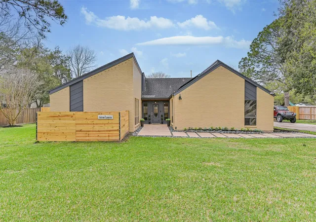 3rd image of 910 Evergreen Dr, Friendswood, TX 77546 | MLS# 10560703