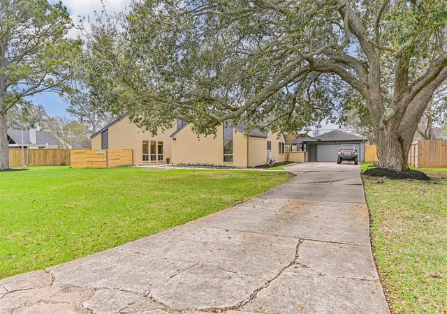 4th image of 910 Evergreen Dr, Friendswood, TX 77546 | MLS# 10560703