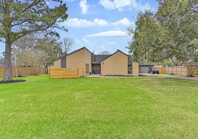 5th image of 910 Evergreen Dr, Friendswood, TX 77546 | MLS# 10560703