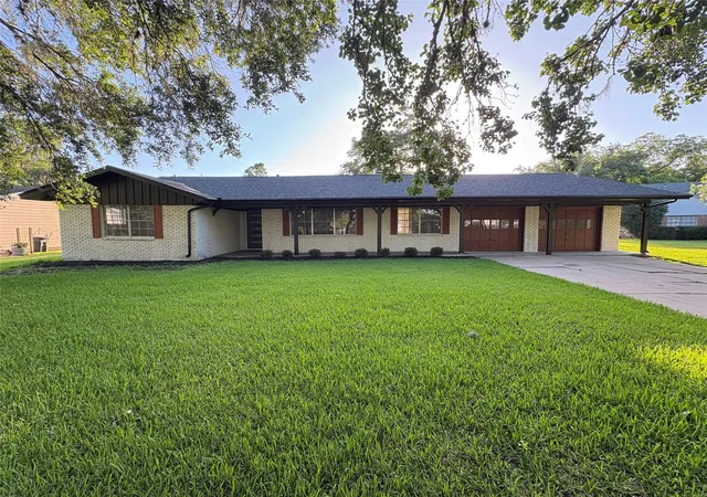 1st image of 118 Clover St, Lake Jackson, TX 77566 | MLS# 80844570