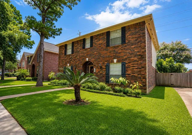 Photo 2 of Sale Pending at 2306 Bent River Dr, Sugar Land, TX 77479 | MLS# 11828925 | Listing updated on 2026-09-25