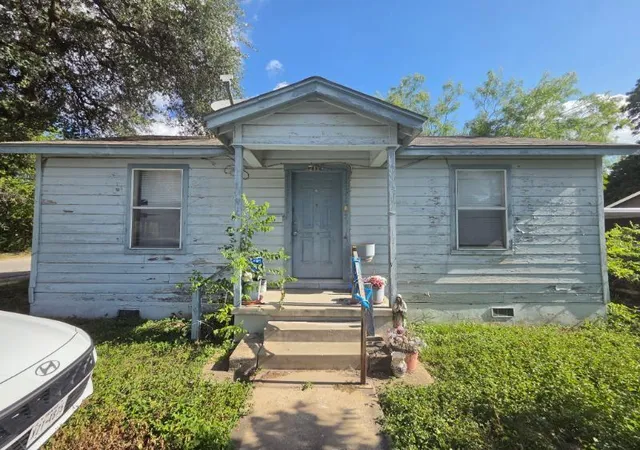 Photo 1 of Single family home for sale at 2135 W Wildwood Dr, San Antonio, TX 78201 | MLS# 10206753 | Listing updated on 2026-09-08