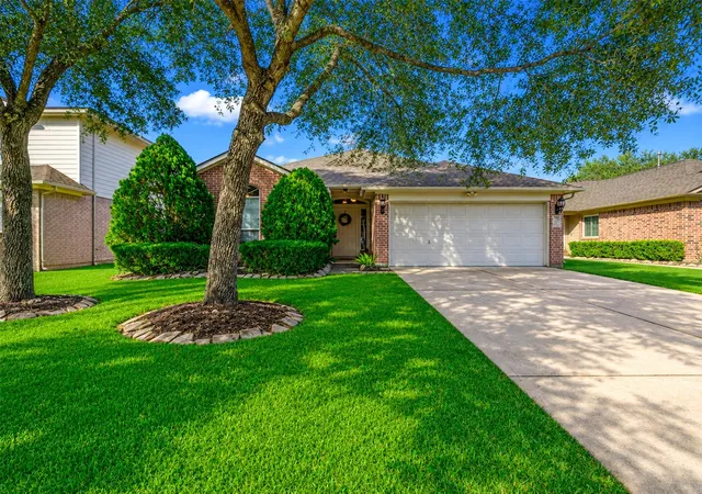 1st image of 4027 Bentwood Dr, Dickinson, TX 77539 | MLS# 85397138