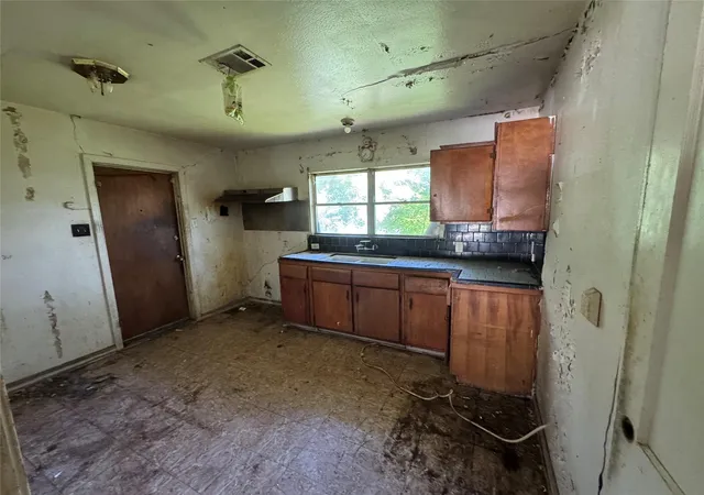 4th image of 5811 Westover St, Houston, TX 77033 | MLS# 22524494