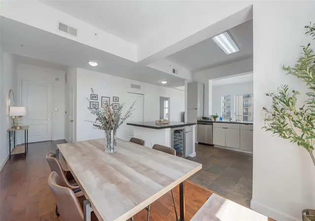 3rd image of 3505 Sage Rd #2210, Houston, TX 77056 | MLS# 60250677