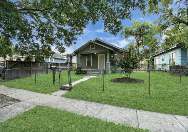 Photo 2 of Single family home for sale at 106 Kemton St, Houston, TX 77012 | MLS# 17081833 | Listing updated on 2026-08-24