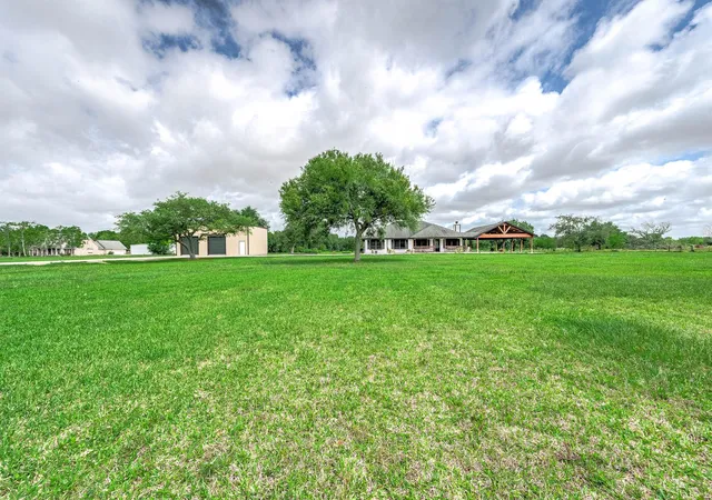 Photo 3 of Single family home for sale at 1095 County Rd 423, Alvin, TX 77511 | MLS# 47973305 | Listing updated on 2026-05-01