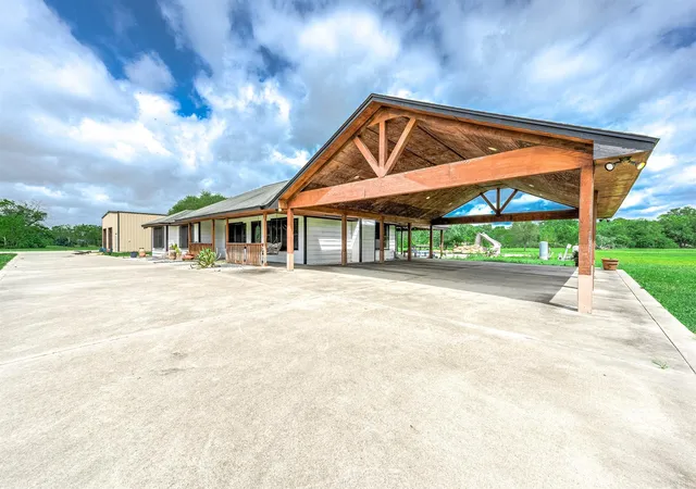 Photo 3 of Single family home for sale at 1095 County Rd 423, Alvin, TX 77511 | MLS# 47973305 | Listing updated on 2026-05-01