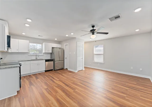 Listing Photo 4 - Condo for sale in building located at 8617 Clarington St, Houston, TX 77016