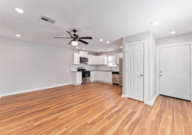 Listing Photo 5 - Condo for sale in building located at 8617 Clarington St, Houston, TX 77016