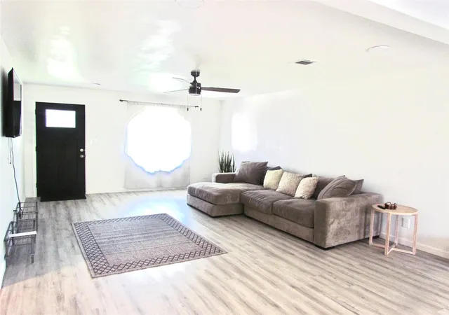 5th image of 639 Feamster Dr, Houston, TX 77022 | MLS# 92635185