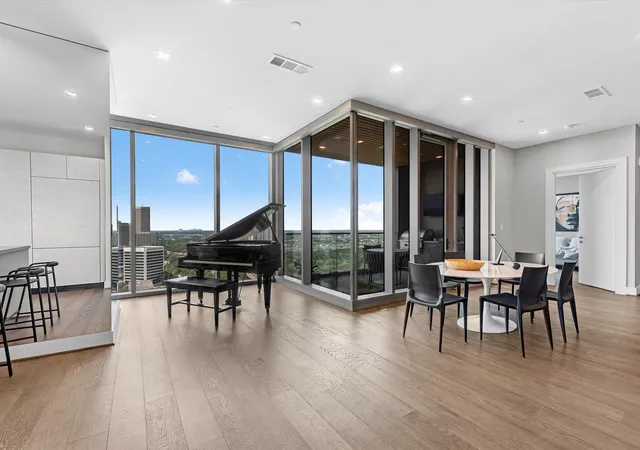 3rd image of 1711 Allen Pkwy #2102, Houston, TX 77019 | MLS# 92782642