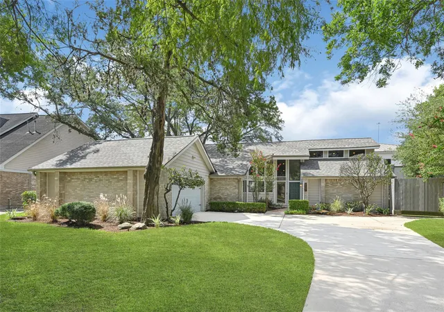 Photo 3 of Sale Pending at 9147 Penn Manor Ct, Houston, TX 77055 | MLS# 13710904 | Listing updated on 2026-09-09