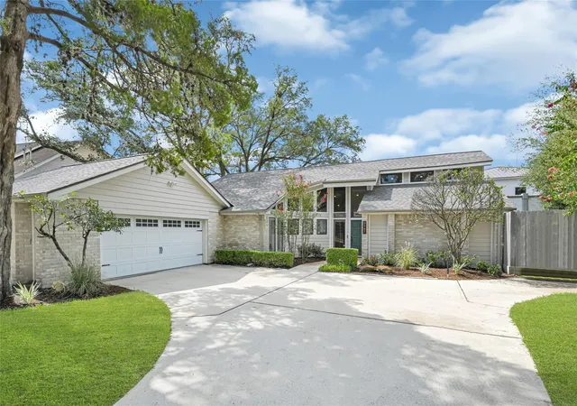 Photo 3 of Sale Pending at 9147 Penn Manor Ct, Houston, TX 77055 | MLS# 13710904 | Listing updated on 2026-09-09