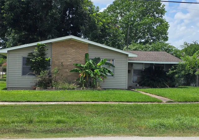 Photo 1 of Sale Pending at 2029 Pech Rd, Houston, TX 77055 | MLS# 96820280 | Listing updated on 2026-09-01
