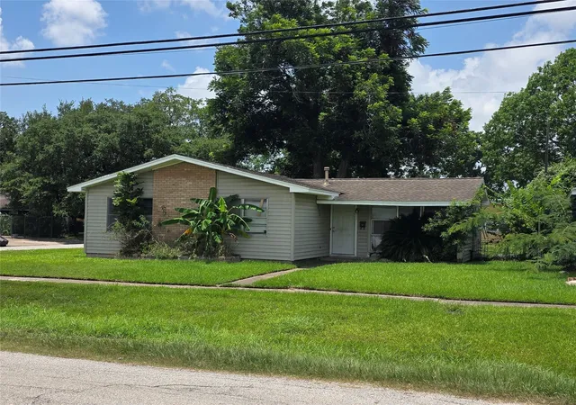 Photo 2 of Sale Pending at 2029 Pech Rd, Houston, TX 77055 | MLS# 96820280 | Listing updated on 2026-09-01