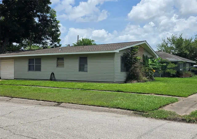 Photo 3 of Sale Pending at 2029 Pech Rd, Houston, TX 77055 | MLS# 96820280 | Listing updated on 2026-09-01