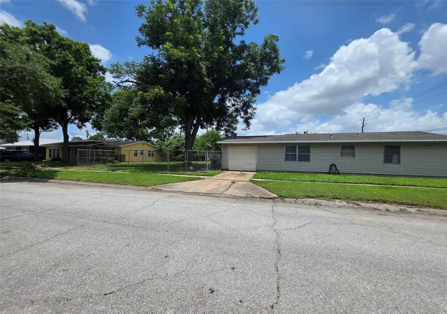 Photo 3 of Sale Pending at 2029 Pech Rd, Houston, TX 77055 | MLS# 96820280 | Listing updated on 2026-09-01