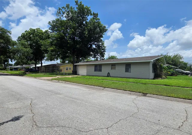 Photo 4 of Sale Pending at 2029 Pech Rd, Houston, TX 77055 | MLS# 96820280 | Listing updated on 2026-09-01