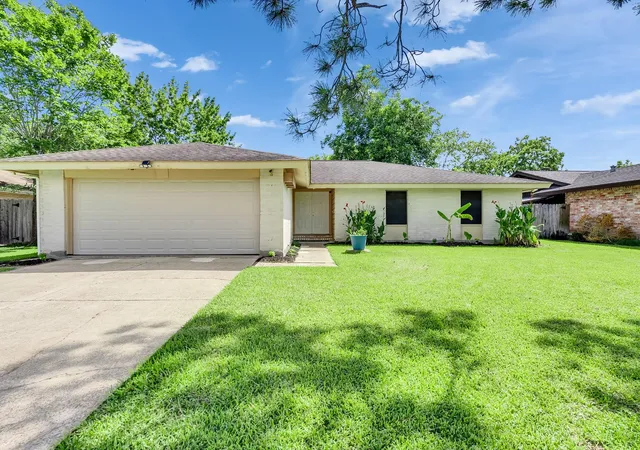 Homes for sale in Friendswood, TX | 16811 Stardale Ln, Friendswood, TX 77546 | MLS# 22267163
