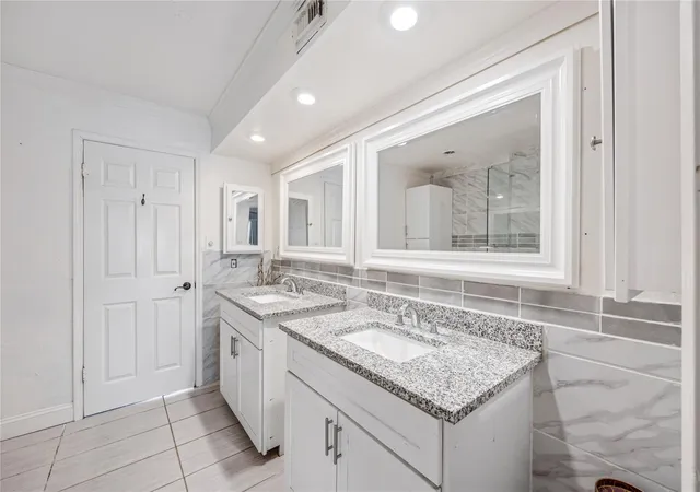 Photo 1 of Condo for sale at 2574 Marilee Ln #2, Houston, TX 77057 | MLS# 37700745 | Listing updated on 2026-03-19