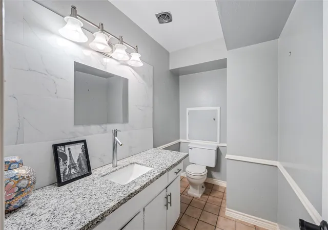 Listing Photo 5 - Condo for sale in building located at 2574 Marilee Ln, Houston, TX 77057 - Unit #2