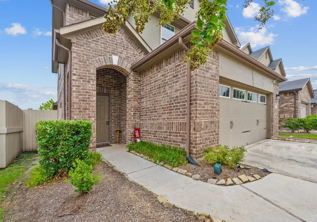 Photo 3 of Single family home for sale at 1412 Lake City Ln, Houston, TX 77047 | MLS# 24674687 | Listing updated on 2026-08-09