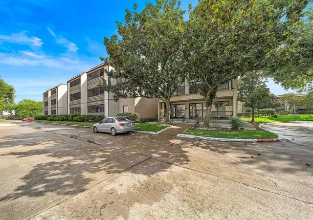 Condominium at 3025 Walnut Bend Ln #26, Houston, TX 77042 | MLS# 24393637 |  | Sold on 2021-11-12