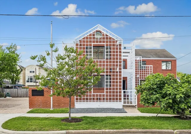 1st image of 2402 Commonwealth St, Houston, TX 77006 | MLS# 10703870