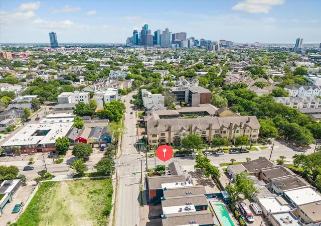2nd image of 2402 Commonwealth St, Houston, TX 77006 | MLS# 10703870