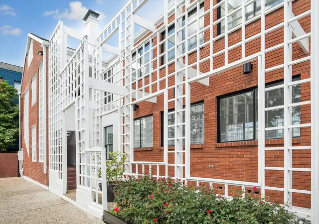 3rd image of 2402 Commonwealth St, Houston, TX 77006 | MLS# 10703870