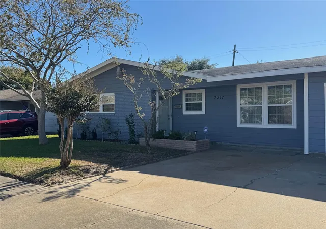 Photo 1 of Single family home for sale at 7217 Poplar Dr, Galveston, TX 77551 | MLS# 17029153 | Listing updated on 2026-05-19