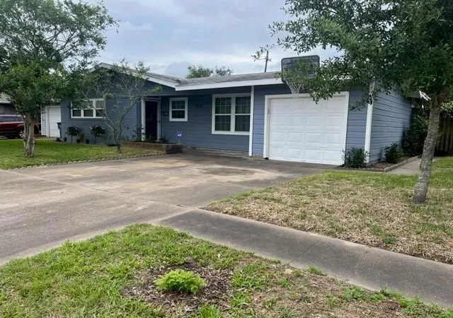 Photo 2 of Single family home for sale at 7217 Poplar Dr, Galveston, TX 77551 | MLS# 17029153 | Listing updated on 2026-05-19
