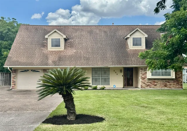 Photo 1 of Single family home for sale at 203 E Thornton Rd, Houston, TX 77022 | MLS# 75568259 | Listing updated on 2026-09-01