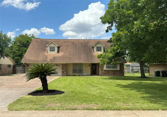 Photo 2 of Single family home for sale at 203 E Thornton Rd, Houston, TX 77022 | MLS# 75568259 | Listing updated on 2026-09-01